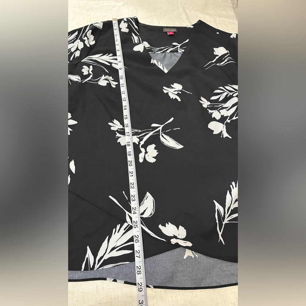 Vince Camuto Black and White Floral Blouse 🖤🖤 - Picture 6 of 16